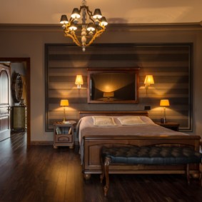 תאורת לילה של חדר שינה עם מיטת עץ