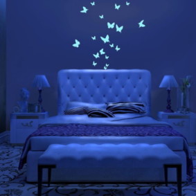 Kvēlojoši tauriņi uz guļamistabas sienas
