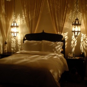 Rahat bir yatak odasında romantik aydınlatma