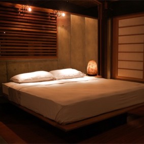 Romantiska atmosfēra laulāto guļamistabā