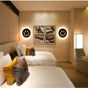 Peintures modulaires dans une chambre avec deux lits