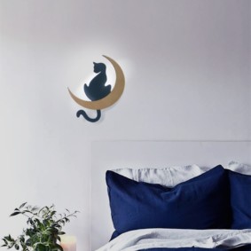 Đèn ngủ treo tường với một con mèo trên mặt trăng lưỡi liềm