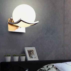 Ball-shaped wall lamp