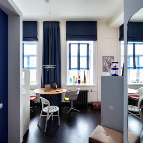 Oturma odası mutfak pencerelerinde koyu mavi perdeler
