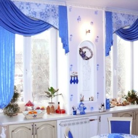 Zils tekstils virtuves interjerā