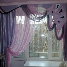 Rèm cửa màu tím trên cửa sổ bếp