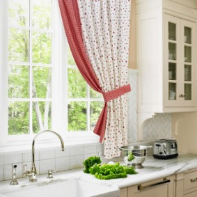 Short curtain over the kitchen sink