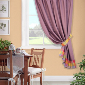 asymmetric curtain with pickup in the kitchen-dining room