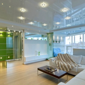 Spacious room with white ceiling