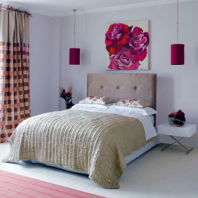 Dekors krāso sienas virs gultas