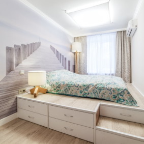חדר שינה מואר עם מיטת טיילת