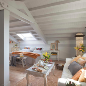 Rustik bir evde bir yatak odası ahşap tavan