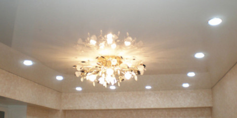 Правоугаони распоред лампи на плафону дневне собе