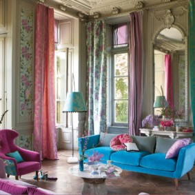וילונות רב צבעוניים בסלון עם חלונות גבוהים