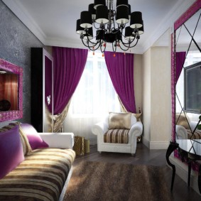 Violetie aizkari dzīvokļa viesistabā