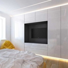 חדר שינה בסגנון מינימליסטי עם טלוויזיה בנישה
