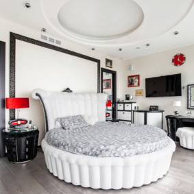 Modern yatak odasında yuvarlak yatak