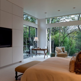 Panoramik pencereli modern yatak odası