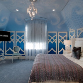 Đèn chùm thủy tinh trên trần của một phòng ngủ phong cách
