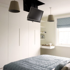 TV'yi yatak odasının beyaz tavanına yerleştirme
