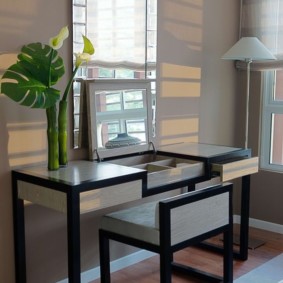 שולחן איפור שחור ואפור בחדר שינה מודרני