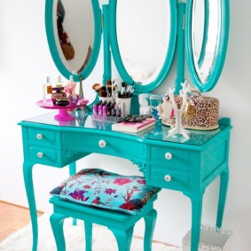 Coiffeuse turquoise avec trois miroirs
