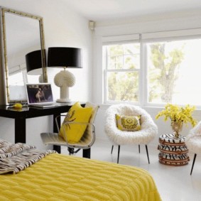 Yatak odasının dekorasyonunda sarı renk