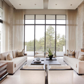 חלונות פנורמיים בסלון עם תקרה גבוהה