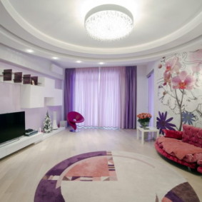 Rèm Lilac trong phòng khách rộng rãi