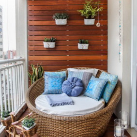 Mobilier en bois résistant à l'humidité à placer sur le balcon