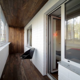 Căptușeală de tavan din lemn într-o loggie modernă