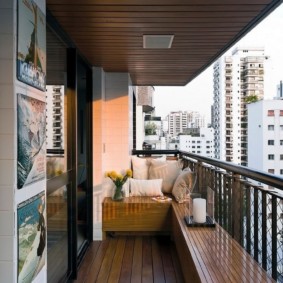 Metāla margas uz balkona bez logiem
