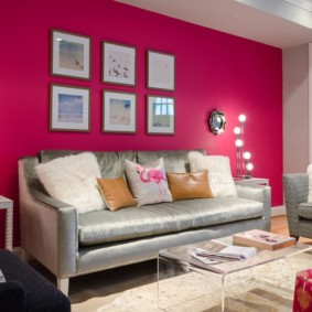 Bức tường màu hồng trong phòng khách nhỏ