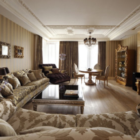 Phòng khách hình chữ nhật với nội thất bằng gỗ