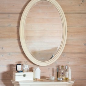 مرآة بيضاوية على جدار البار