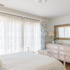 Light Provence-style bedroom curtains