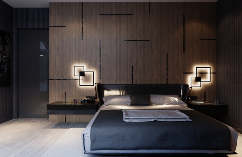 Geniş yataklı bir yatak odasında gece lambaları