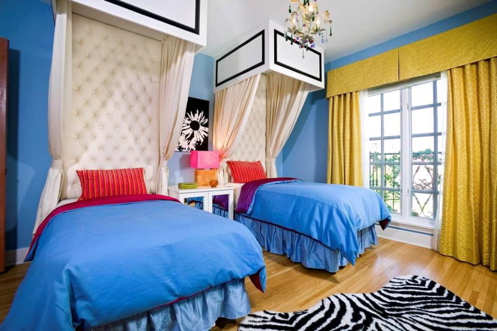 Couvre-lits bleus sur des lits