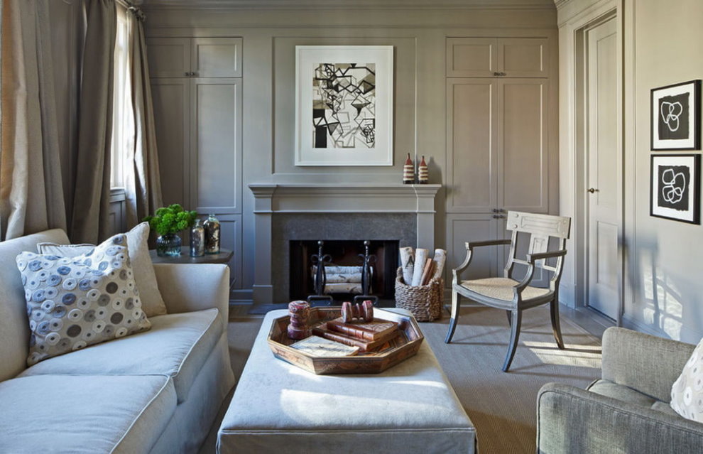 Style néoclassique dans le salon avec cheminée