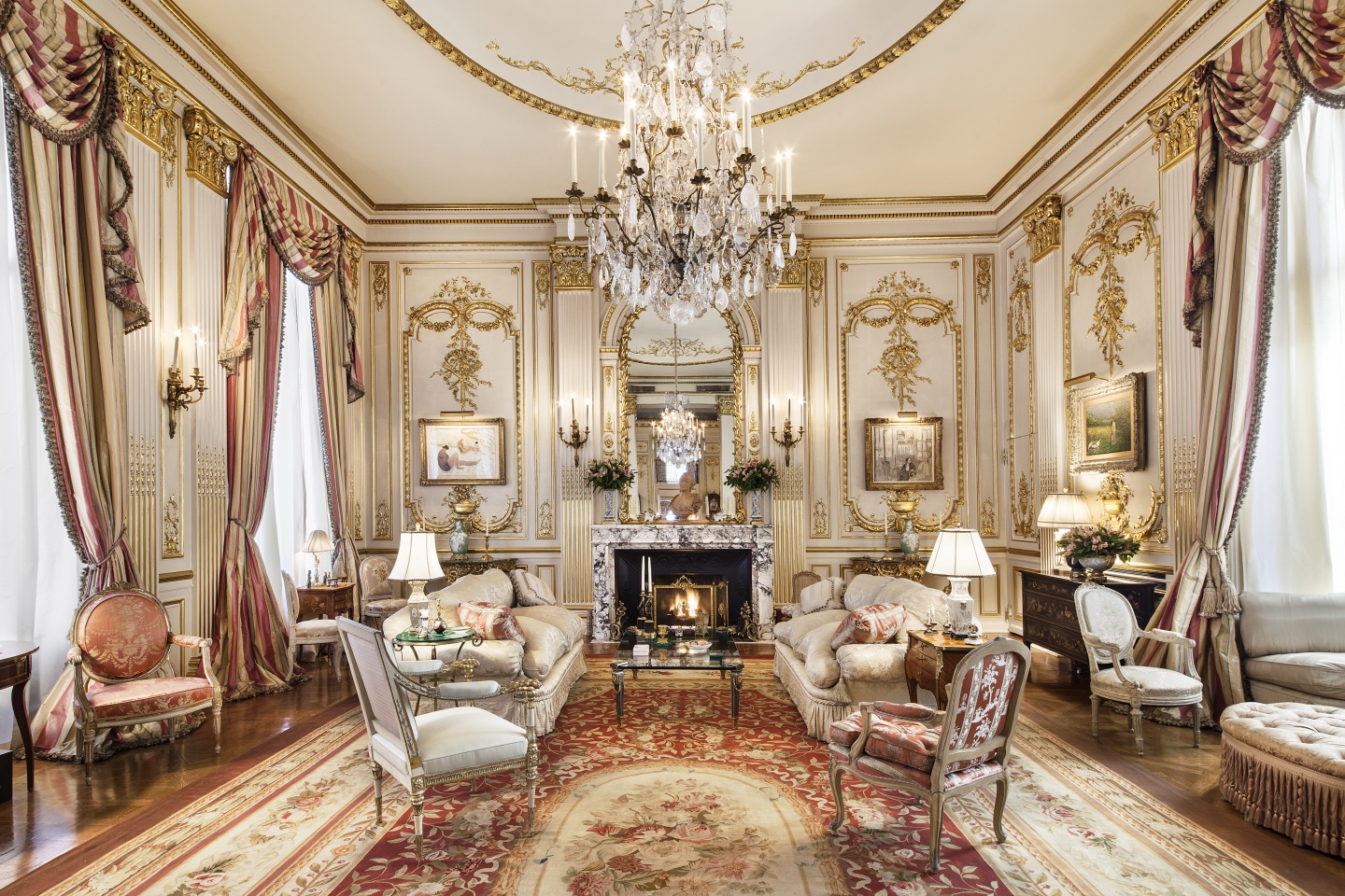 صورة غرفة المعيشة الباروكية