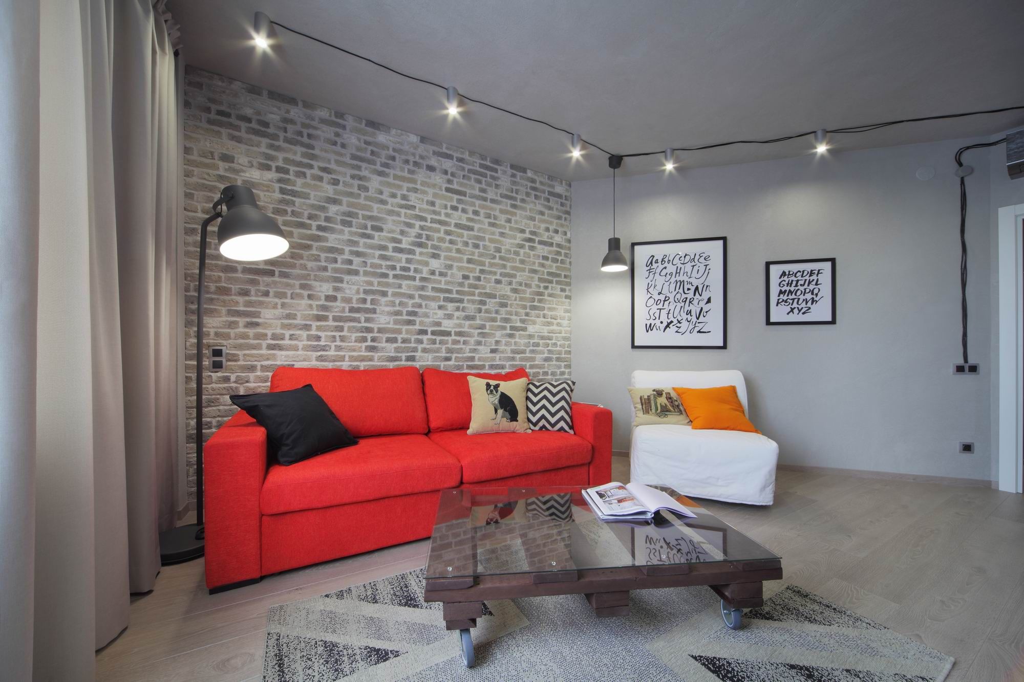 salon de style loft avec canapé rouge