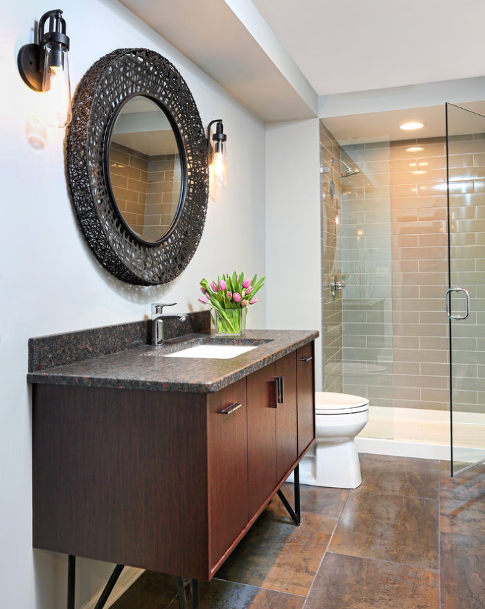 Modern tarzda bir banyoda granit mutfak tezgahı