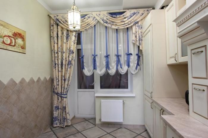 One-way curtain with lambrequin