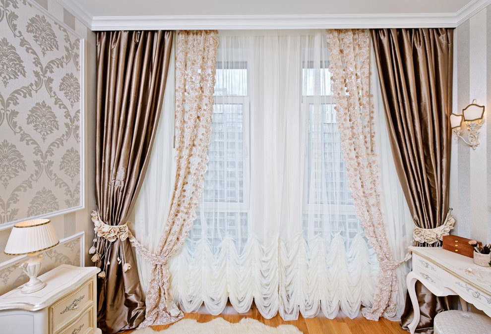 Trang trí cửa sổ Tulle trong một phòng khách phong cách cổ điển