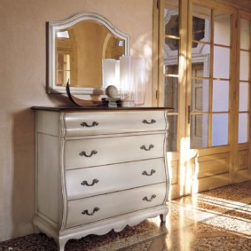 خزانة ذات أدراج مع مرآة للصور الداخلية لغرفة النوم