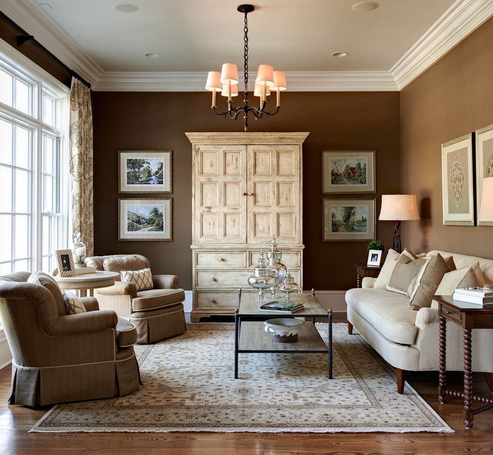 Kahverengi duvarlı geniş oturma odası