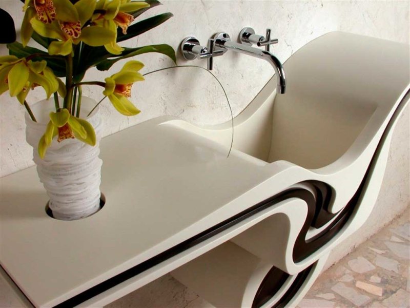 שולחן עבודה מעוצב בחדר האמבטיה