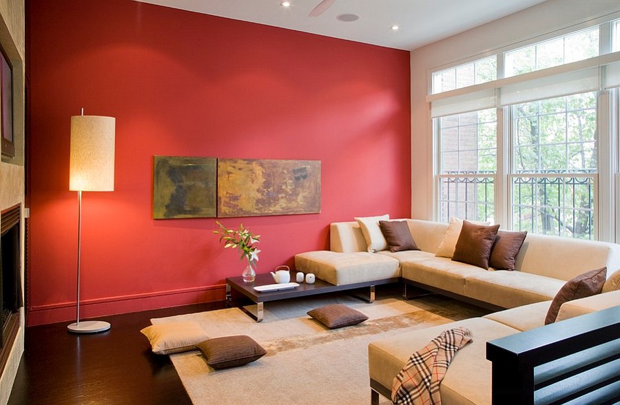 Özel bir evin oturma odasında kırmızı duvar