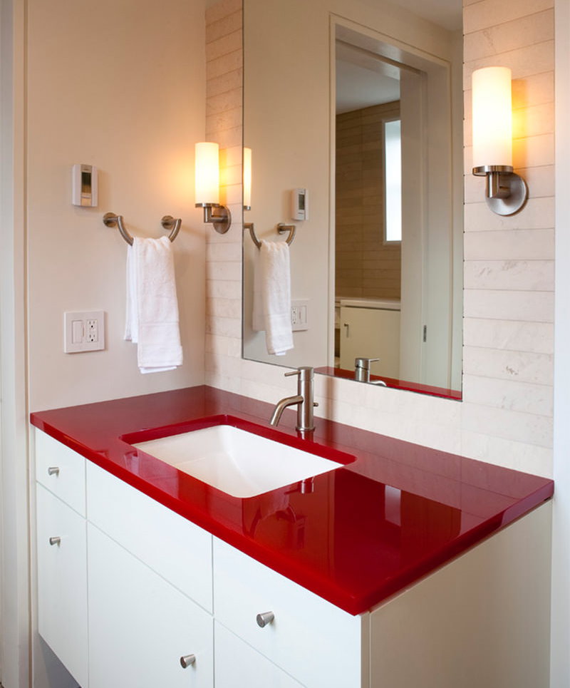 Kırmızı tezgah içinde beyaz lavabo