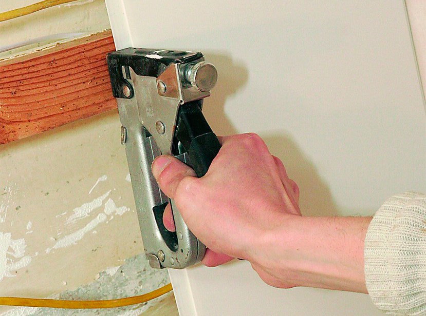 PVC panelin braketlerle tahta bir sandık üzerine monte edilmesi
